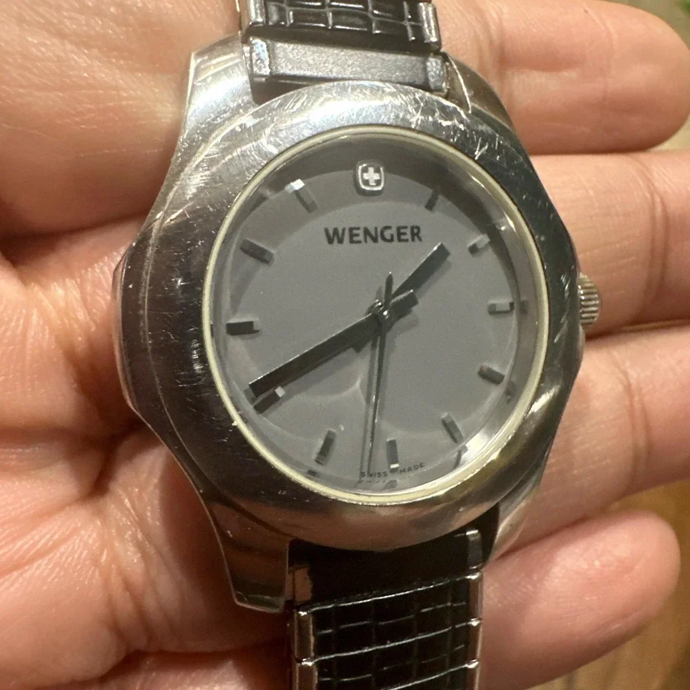 Runs Wenger Silver Tone Gray Dial Black Stretch Band Analog Watch 0922040 Unisex